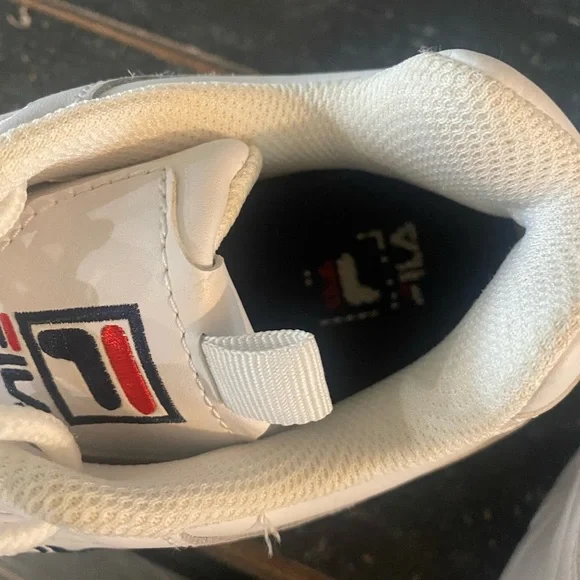 🇺🇸FILA sneakers- unisex but womens sizing! ✨EUC✨used for an outdoor photo … - Picture 6 of 12